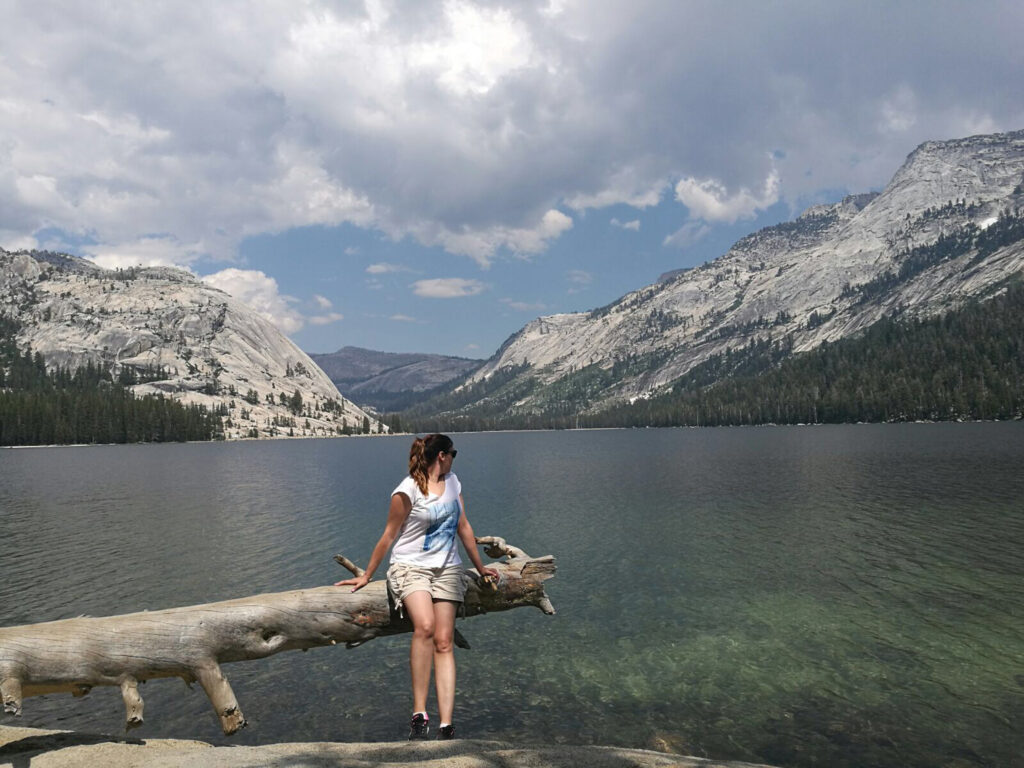 Giada seduta su un tronco sul Tenaya Lake - Tioga Road - Yosemite - California